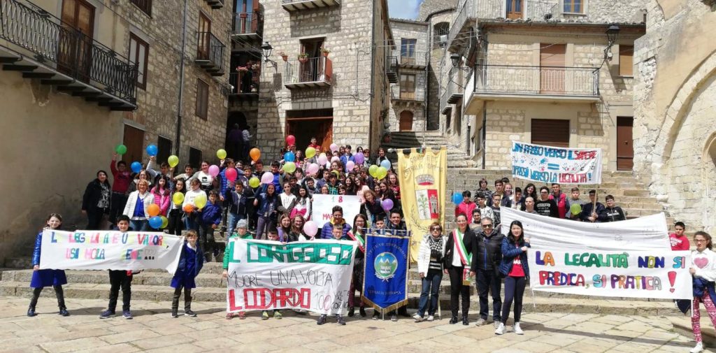 Gli alunni dell’Istituto Comprensivo di Petralia Soprana sfilano per le vie del Borgo più bello d’Italia per ricordare Giovanni Falcone e tutte le vittime della mafia.