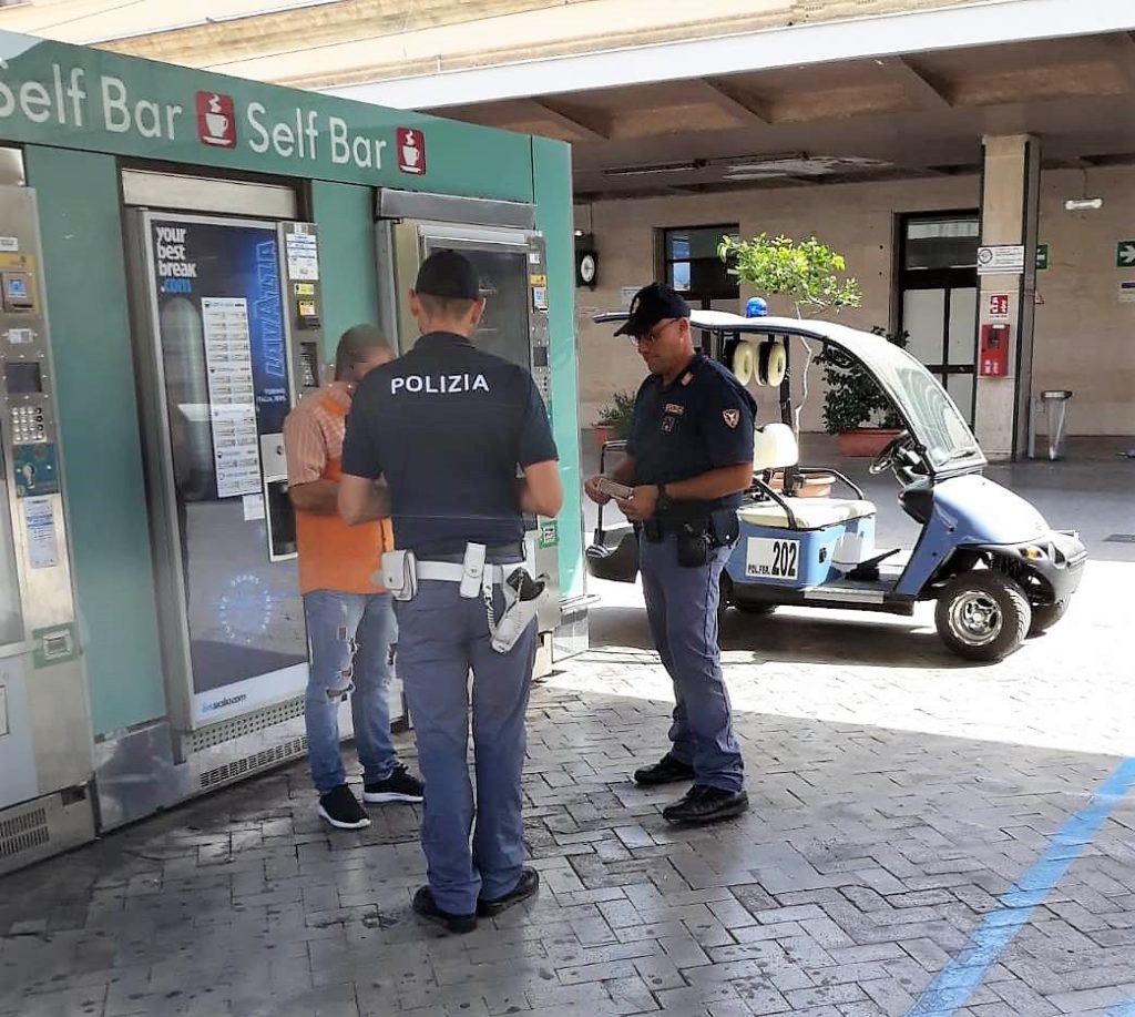 Controlli, sanzioni amministrative e  denunce della polizia  nel  corso dell’operazione “stazioni sicure”
