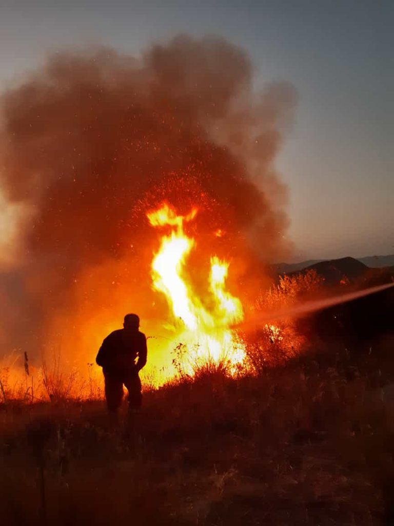 L’incendio a Raffo, le foto delle operazioni di spegnimento