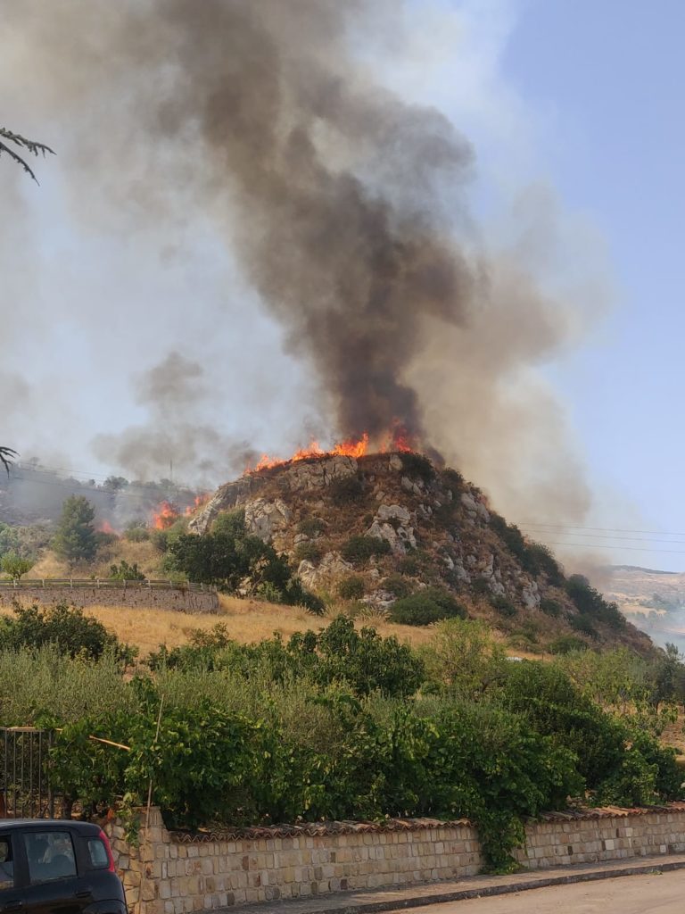 Incendio (di nuovo) a Raffo:stavolta il fuoco lambisce le case