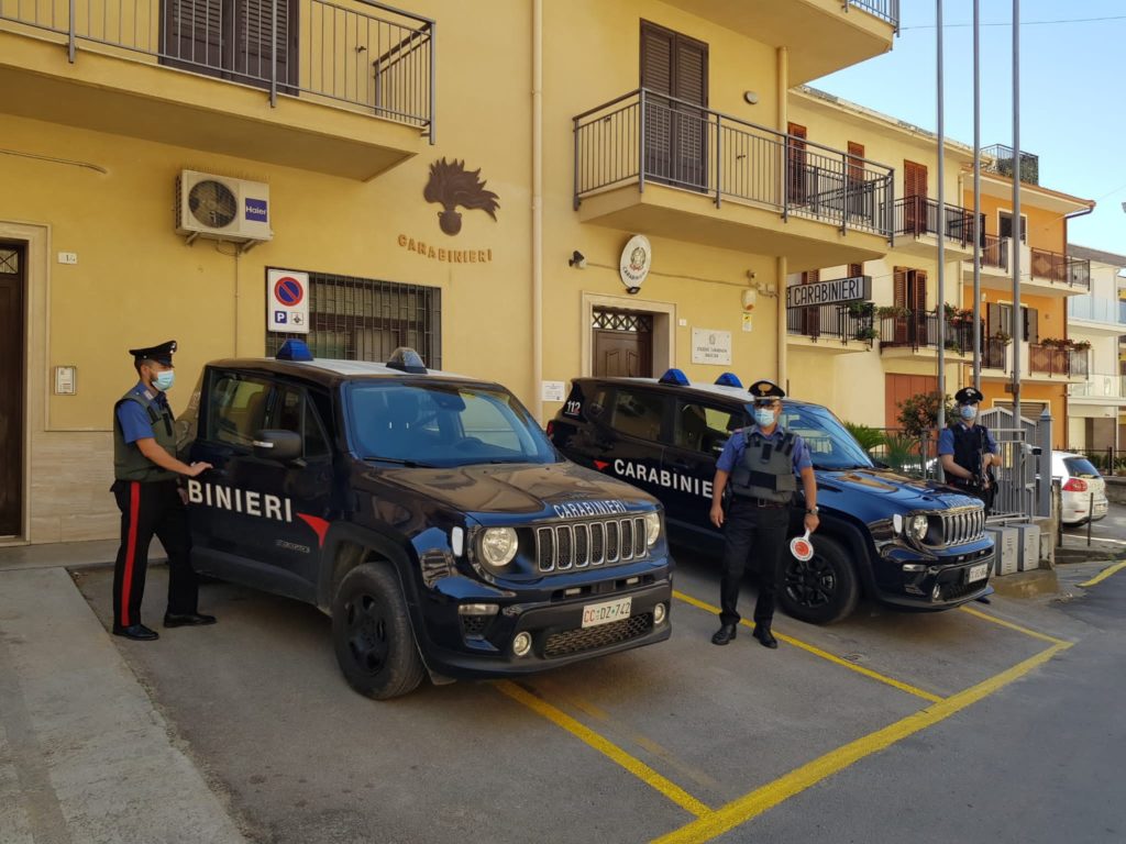 Carabinieri: “Truffa dello specchietto”, in manette