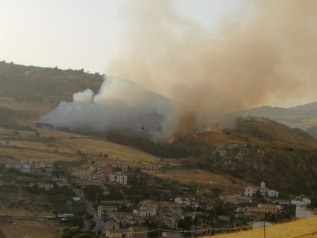 Incendio alle porte di Raffo