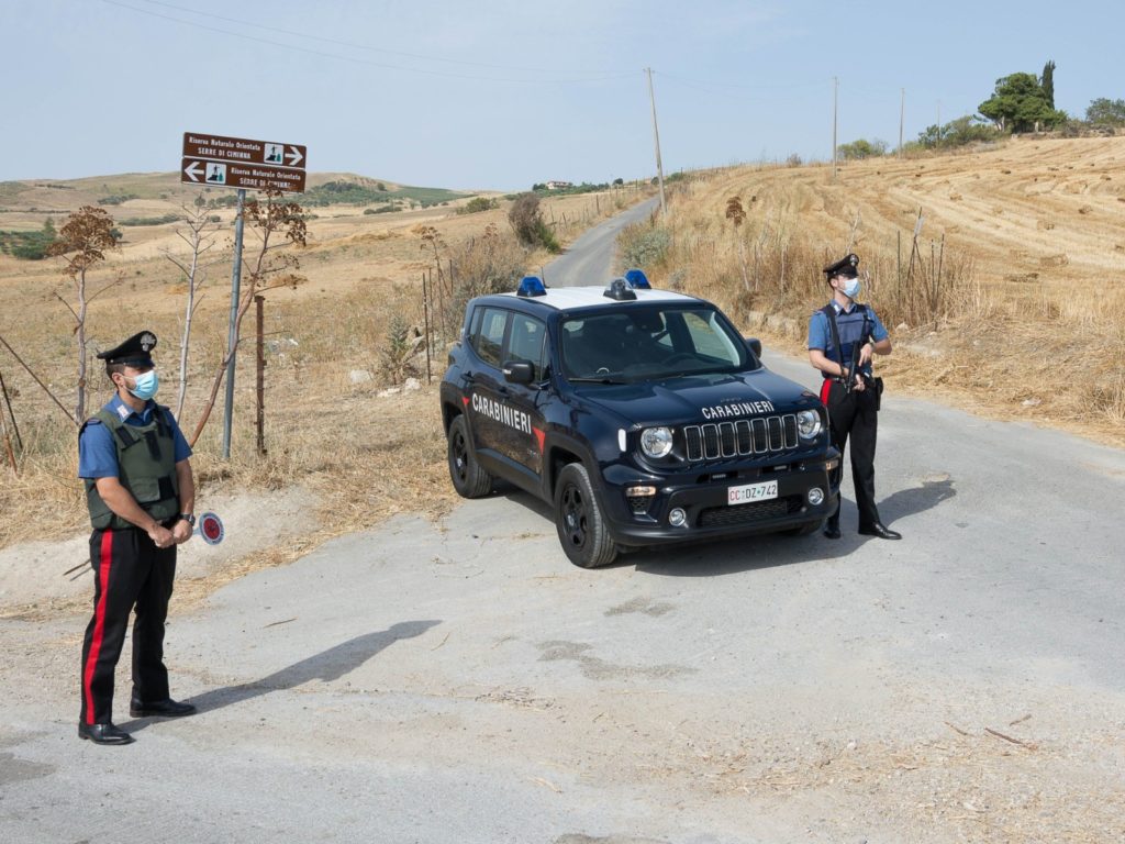 Anziano arrestato mentre bruciava plastica e cartoni