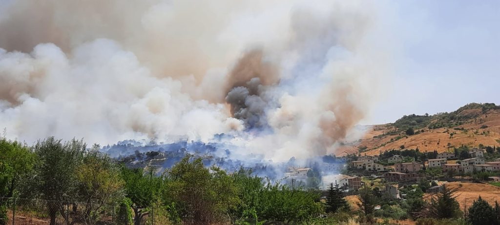 Incendio nei pressi dello svincolo di Irosa, subito domato
