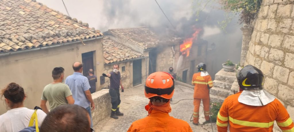 Incendio a Polizzi Generosa e Petralia Soprana (foto e video del disastro)