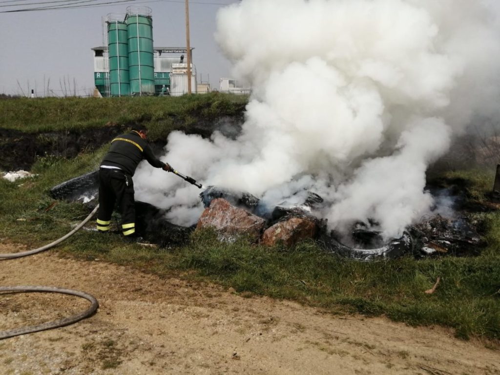 Intervento dei vigili del fuoco alla periferia di Petralia Soprana