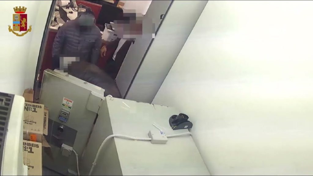 Rapina ad una banca in provincia, la Polizia ferma i responsabili