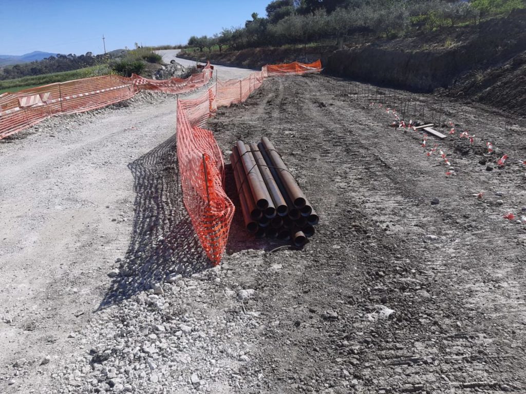 Caltanissetta, avanza il cantiere di ripristino della Sp 19 di Resuttano. Falcone: «Simbolo di abbandono della viabilità che presto verrà risanato»