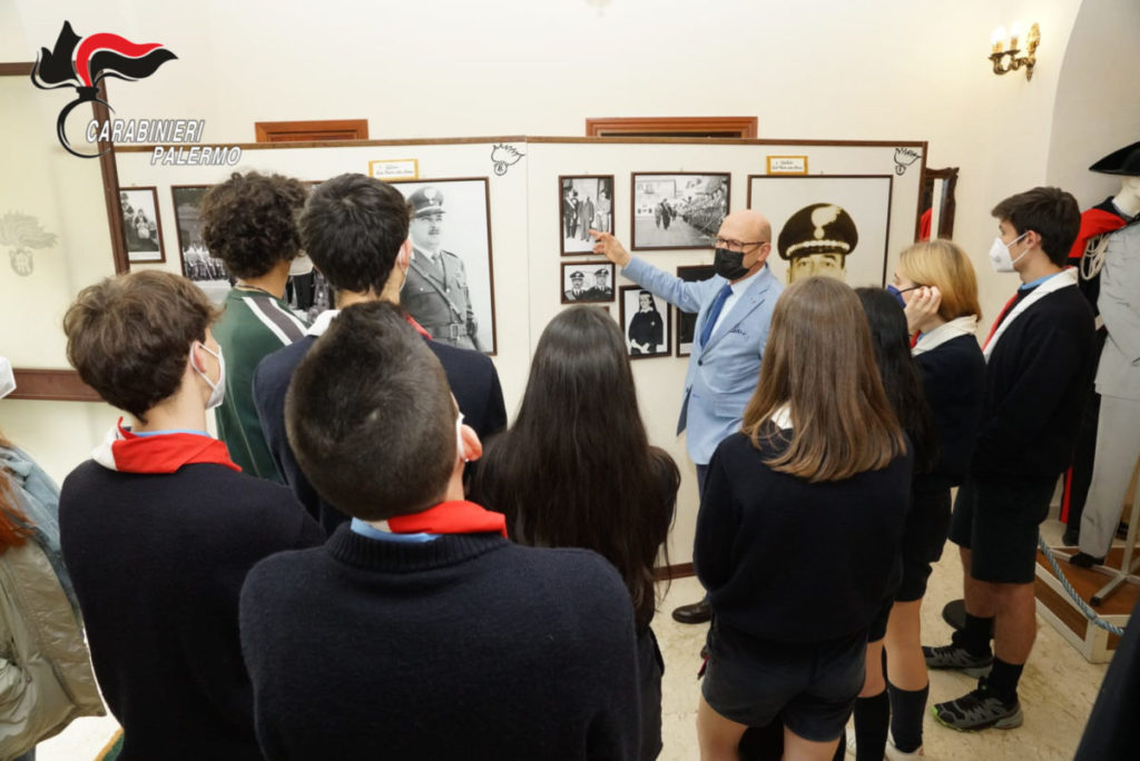 Carabinieri, visita delegazione scout alla Sala della Memoria