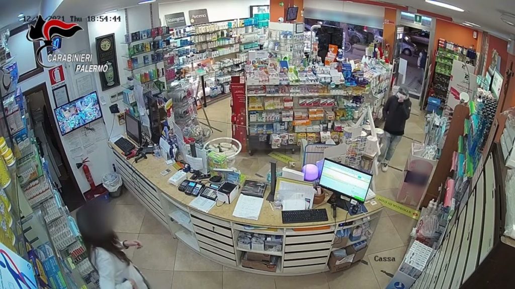 Quattro rapine a farmacie del centro,in carcere due palermitani