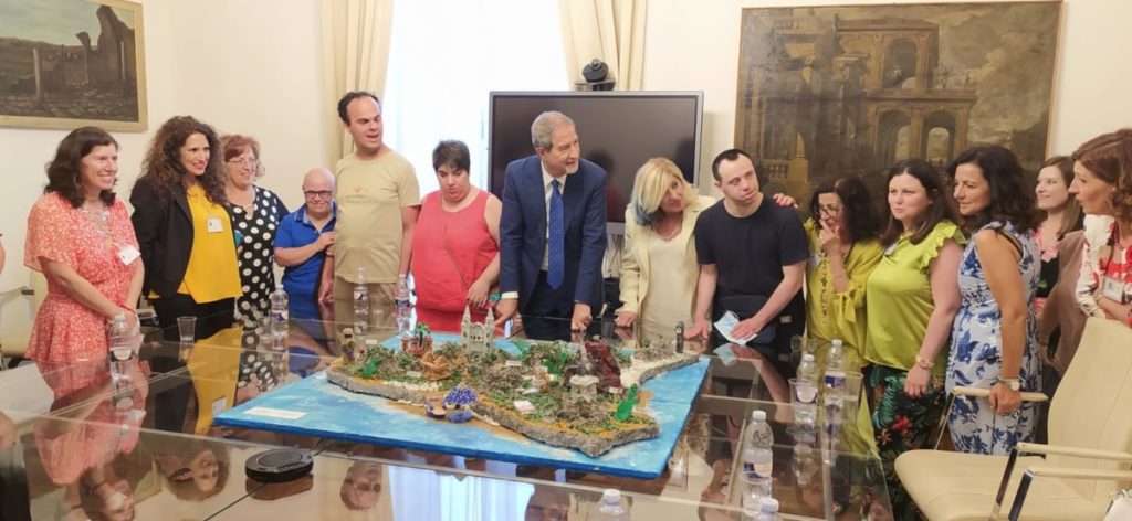 Palazzo Orléans, un plastico dell’Isola donato a Musumeci da ragazzi disabili