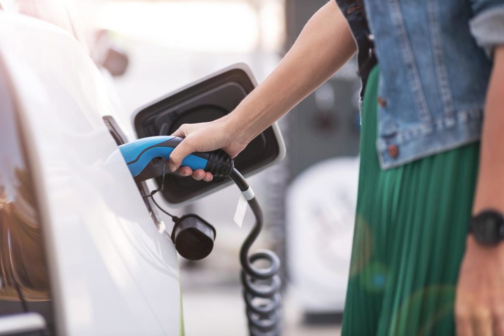 Auto, tornano gli ecoincentivi regionali. Schifani e Aricò: «Sosteniamo una mobilità ecologicamente virtuosa»