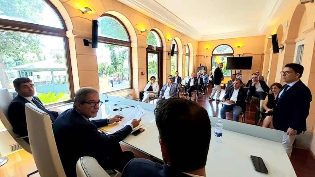 Pesca, Musumeci riunisce marinerie: «A breve pagamento contributi per il settore»