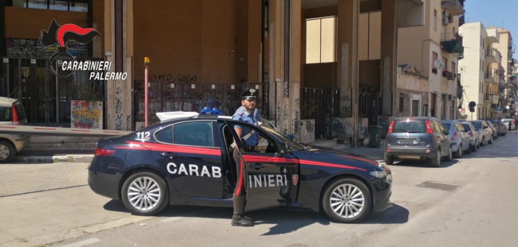 Padre e figlio parcheggiatori abusivi e…violenti.Ai domiciliari