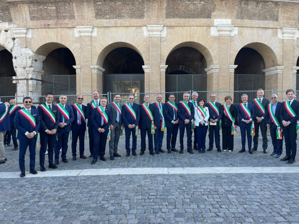 Parata del 2 giugno,  venti sindaci hanno sfilato, stamattina,  ai Fori Imperiali, in rappresentanza dei 391 comuni siciliani