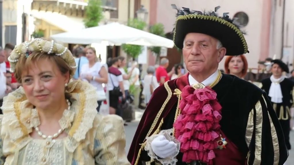 A Castelbuono tanti turisti per l’infiorata. Piazza Armerina e Randazzo si aggiudicano ex equo il gran premio del Mediterraneo