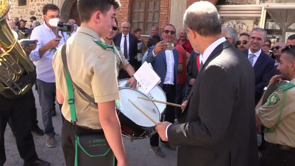 Il Presidente Musumeci che suona il tamburino