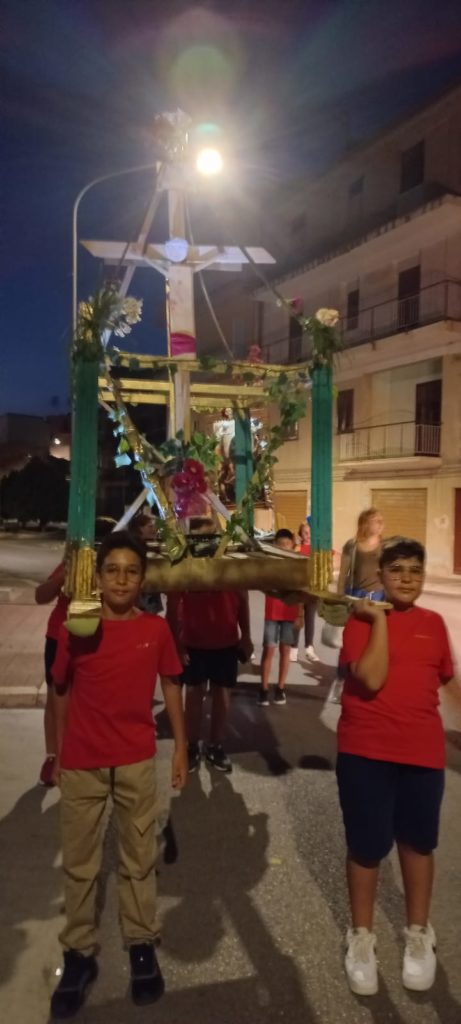 Montemaggiore Belsito,i bambini in processione per le vie del paese, portano il SS Crocifisso