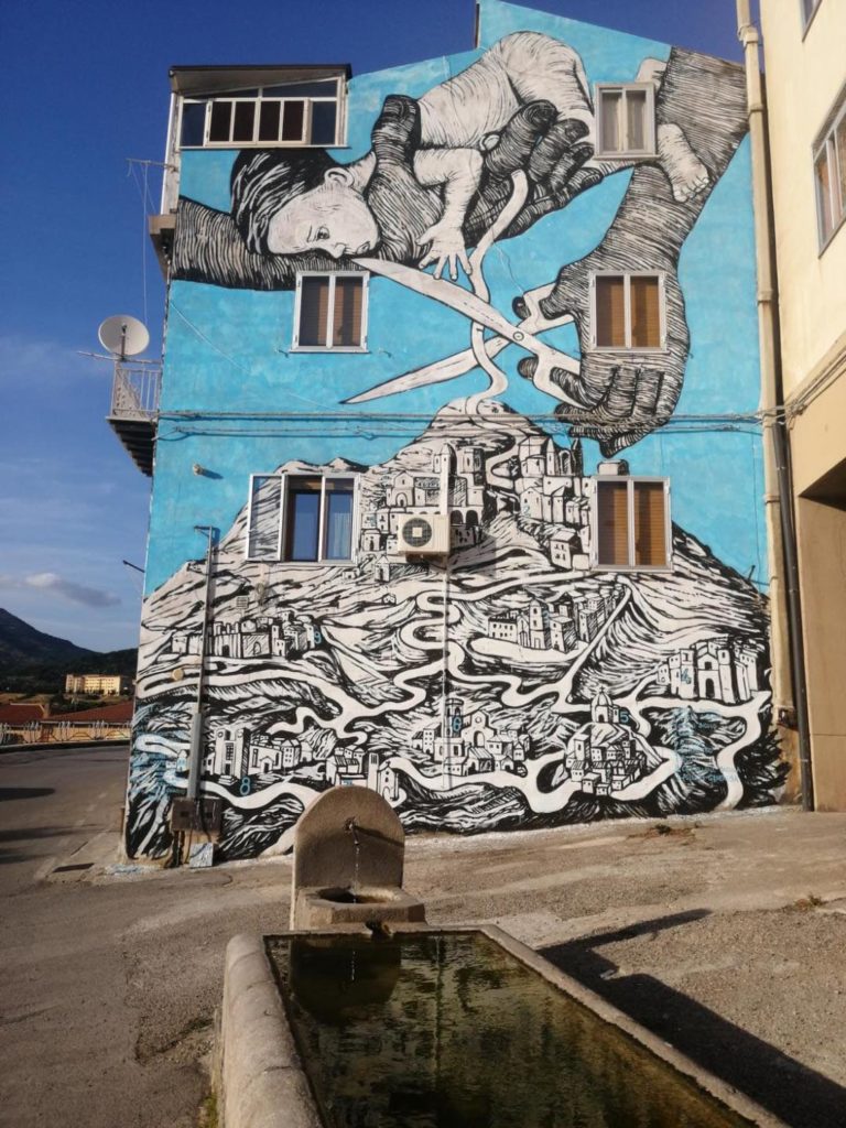 Tagli,un murales contro i .. tagli alla sanità,a Petralia Sottana
