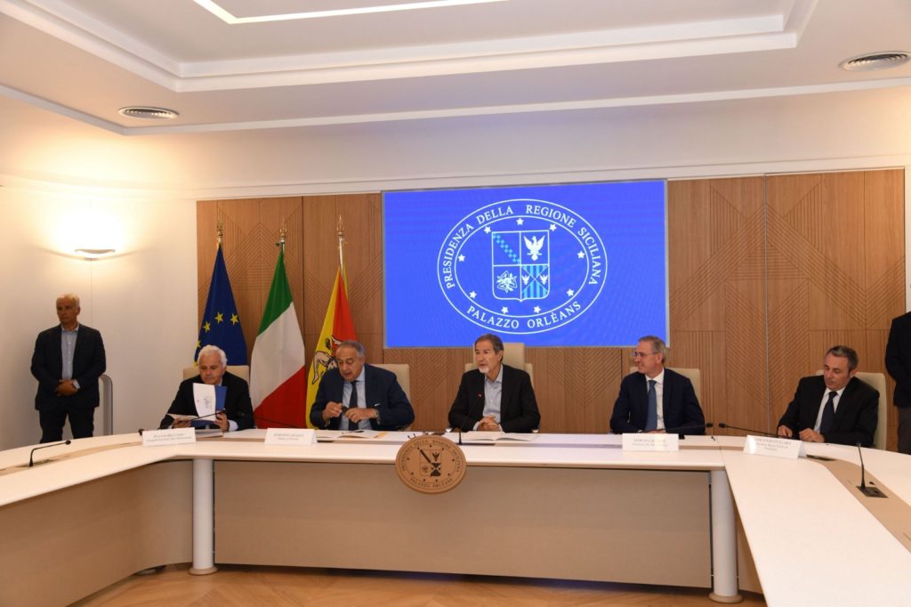 Trasporti, abbonamenti integrati metro-bus-tram a Palermo. Musumeci: «Miglioriamo servizi per pendolari e turisti»