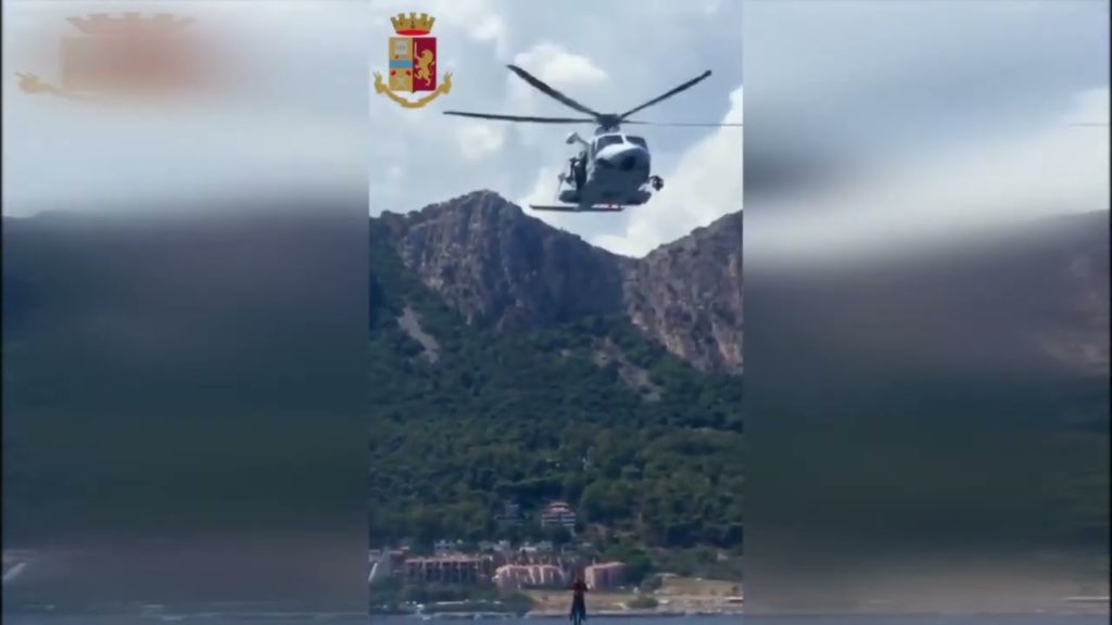 La Polizia simula operazioni di salvataggio in mare