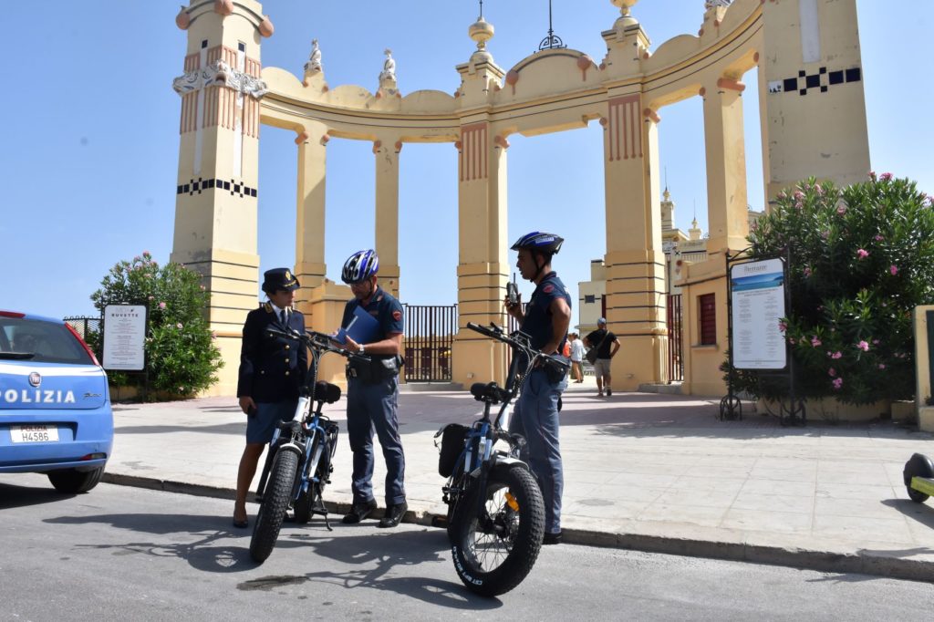 Rapine pluriaggravate, porto abusivo di armi e utilizzo indebito di carte di credito.Arrestato pregiudicato