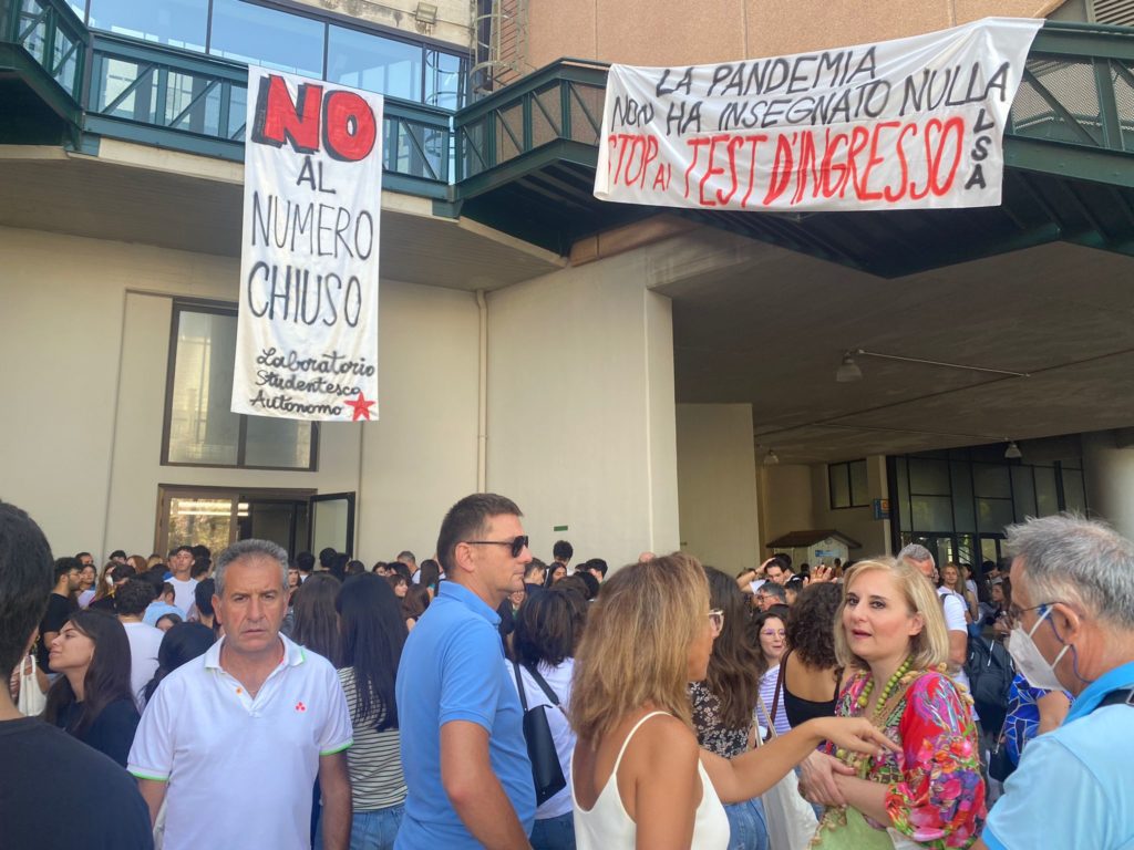 Migliaia di studenti  impegnati con i test di ingresso per entrare nella facoltà di Medicina. Ma molti di loro resteranno fuori.