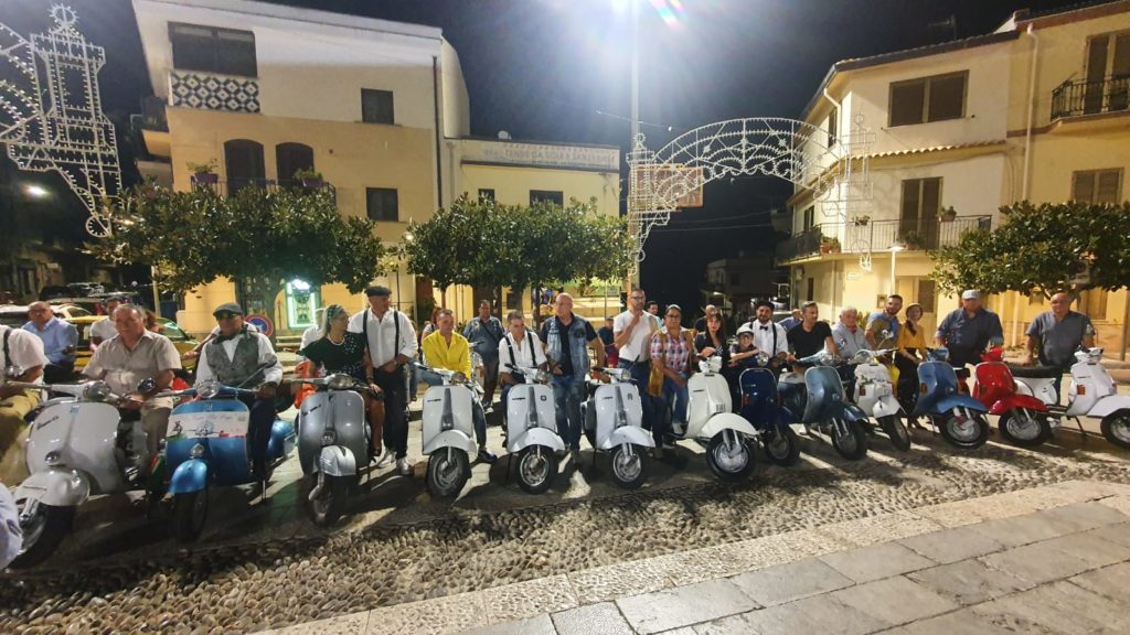 Sfilata di Vespe Piaggio a Campofelice