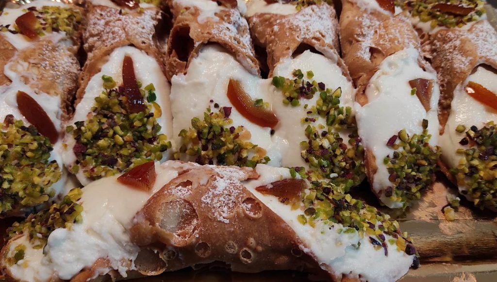 A Caltanissetta si tenta il Guinness World Records “Il cannolo più lungo del mondo”