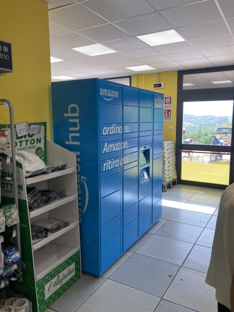 Anche Castelbuono ha il suo Amazon Locker! Installato il noto “armadietto elettronico” di Amazon presso il Todis-Supermercato