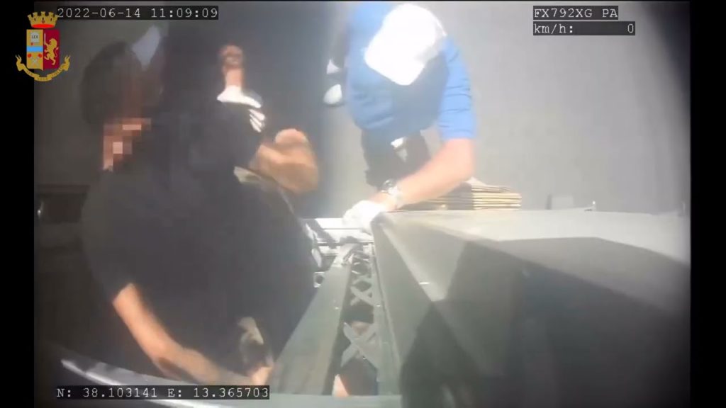 Rapina ad un furgone tabacchi con sequestro di persona:  due arresti