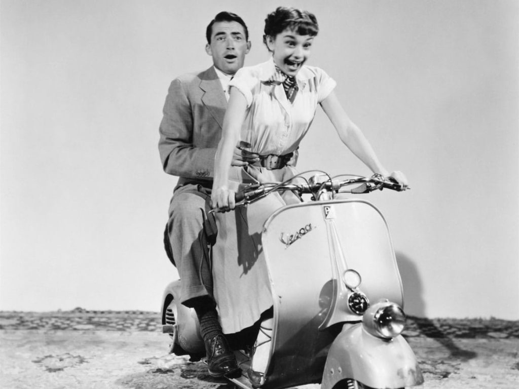 Sfilata in Vespa con abiti dell’epoca