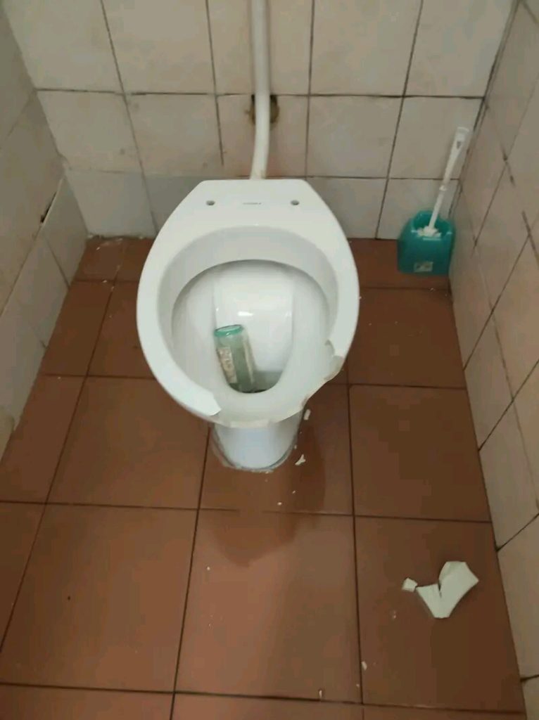 Ignoti danneggiano i bagni pubblici a Petralia Sottana