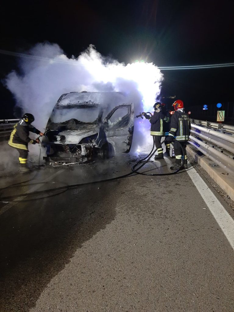 Incidente sulla A 19,furgone portavalori in fiamme