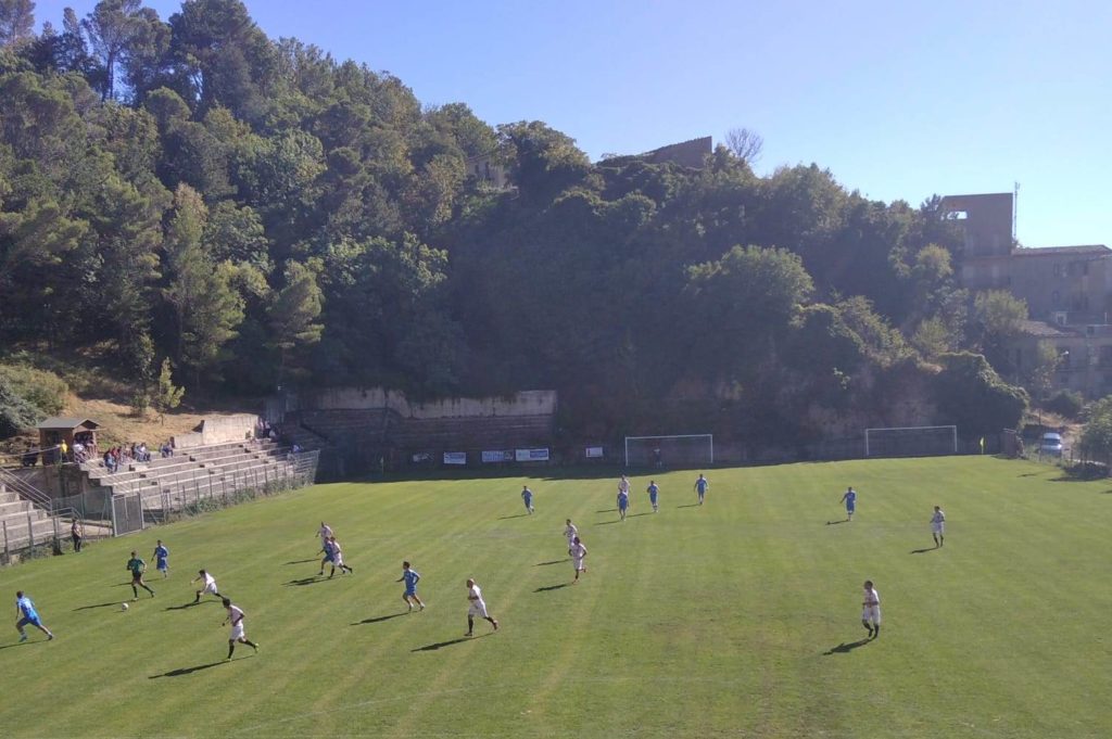 Calcio,durante l’incontro Petralia Sottana-Real Casale qualcuno ha rubato le scarpe all’arbitro