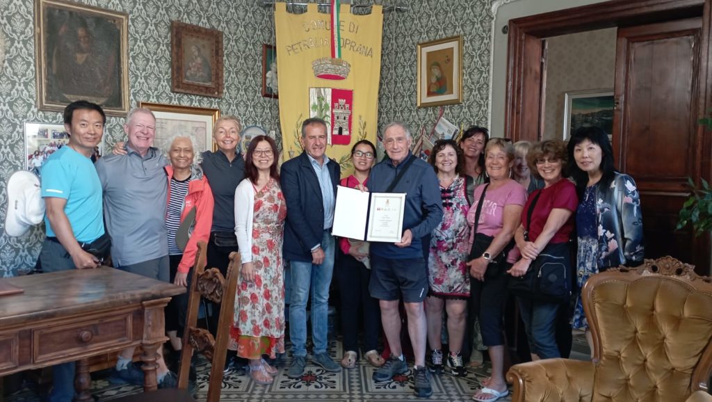 Petralia Soprana, il sindaco Pietro Macaluso consegna riconoscimento a Tom Fiore che da anni accompagna turisti canadesi nel Borgo dei Borghi.