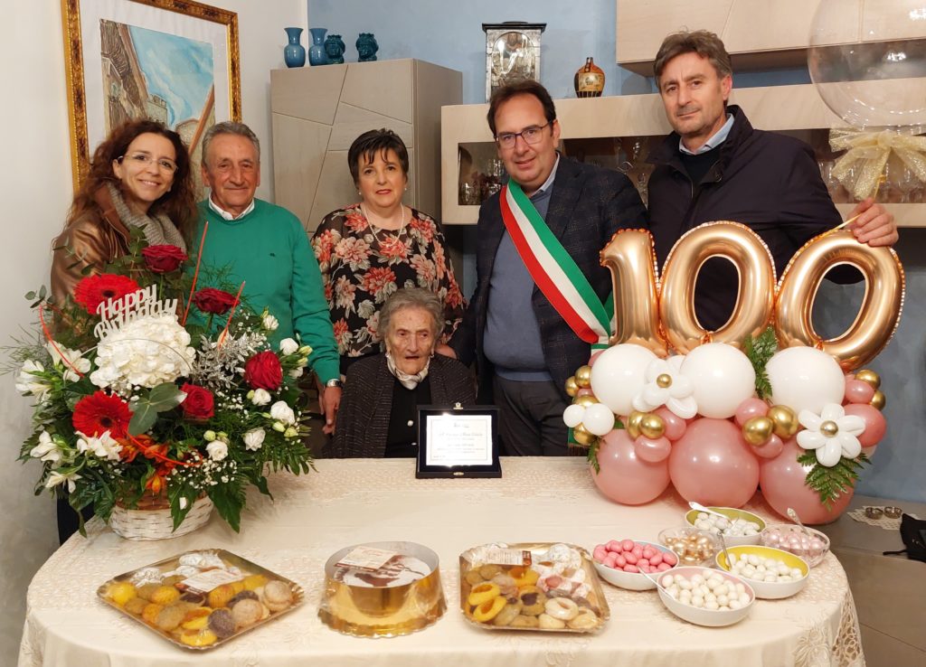 Gangi festeggia i 100 anni di  nonna Catalda del Borgo più bello d’Italia