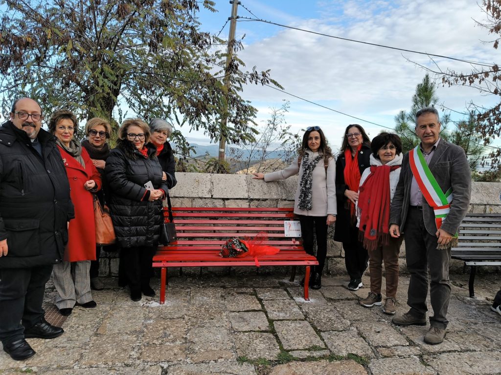 Una panchina rossa anche a Petralia Soprana. L’iniziativa della Fidapa Bpw Petralie Madonie