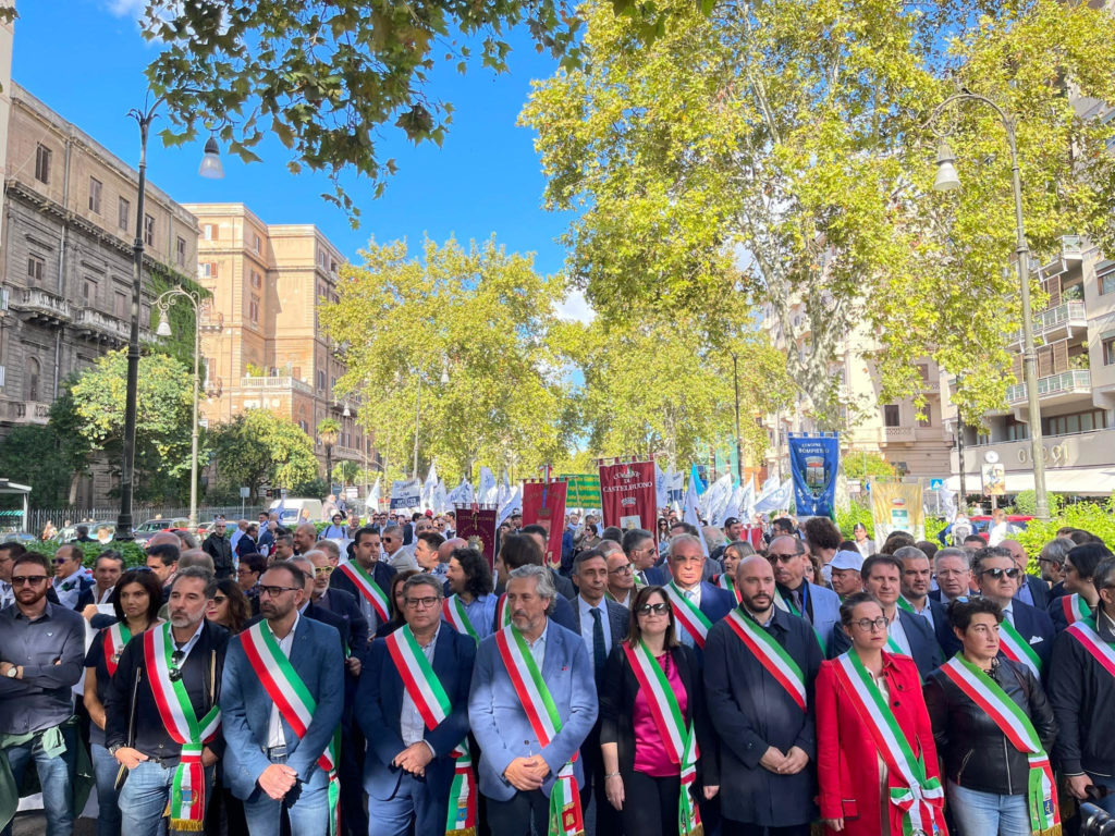 10mila siciliani in piazza a Palermo contro il caro bollette