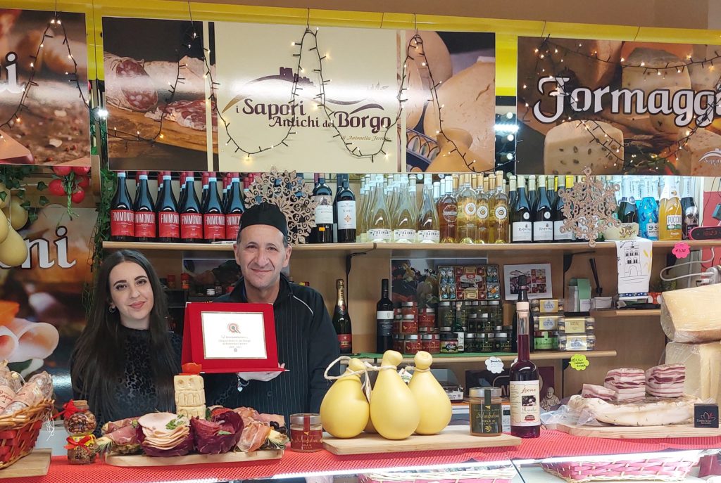 A Gangi,la giovane Antonella, anzichè emigrare, apre una bottega di prodotti tipici