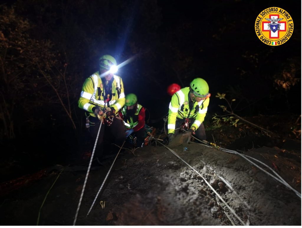 Una autobetoniera cade in un dirupo,interviene il Soccorso alpino.Morto il conducente