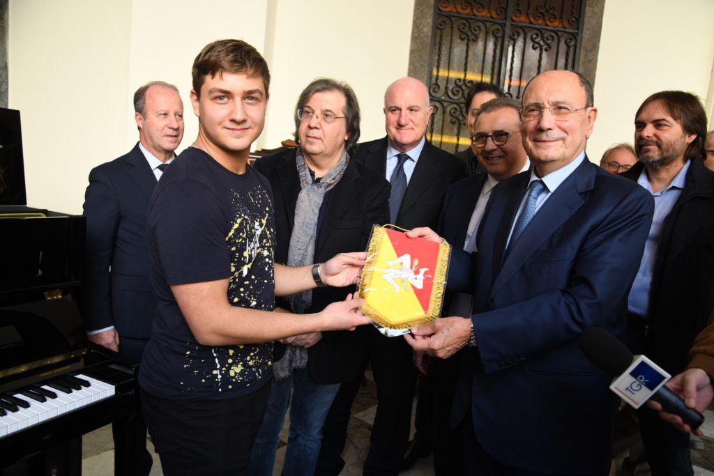 <strong>Solidarietà, Schifani consegna pianoforte a un giovane ucraino: «Donato un sorriso a famiglia che soffre»</strong>