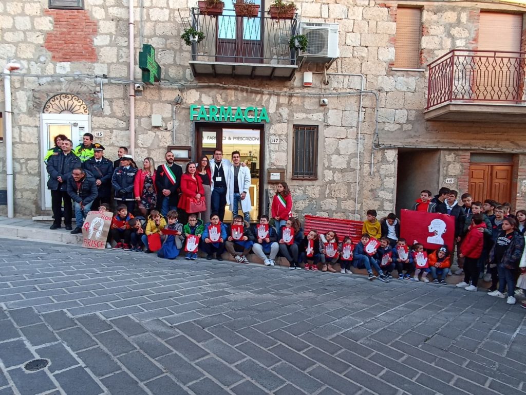 A Blufi,una panchina rossa dedicata alla dottoressa Giuseppina Iacona,uccisa durante una rapina