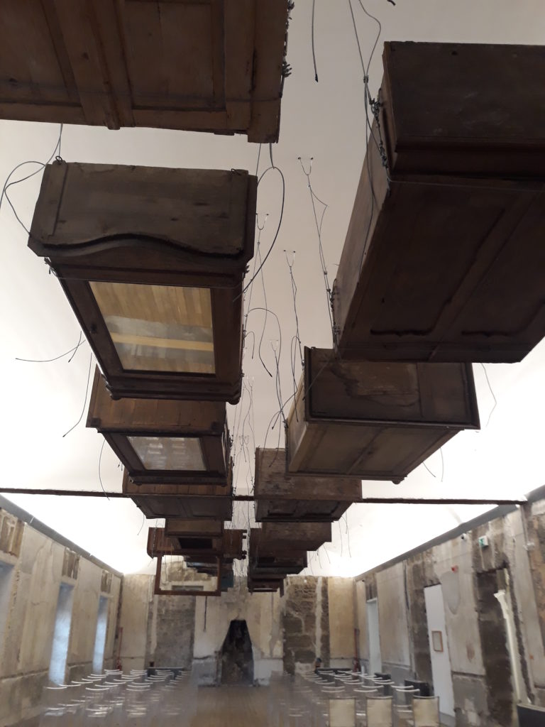 Gli armadi sospesi di Jannis Kounellis
