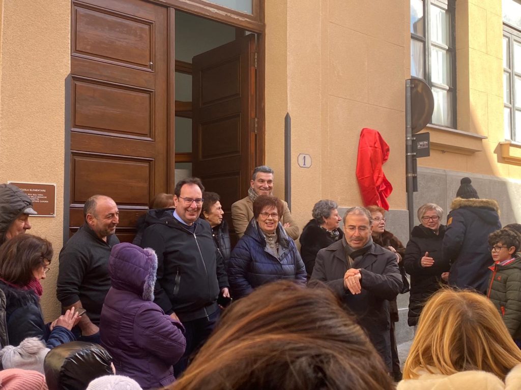 Gangi,una targa di intitolazione della scuola elementare Gaspare Vazzano di Gangi