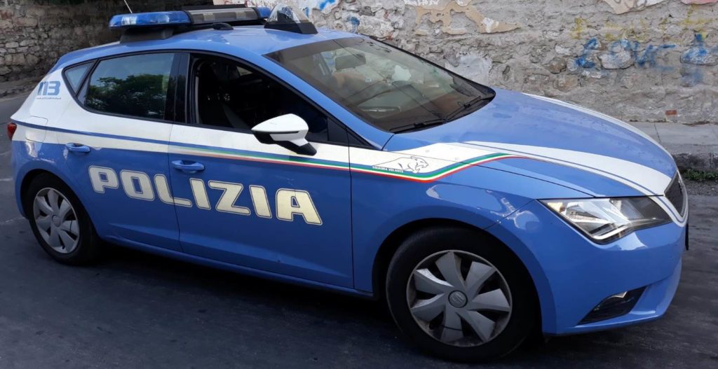 Scappa alla vista della Polizia e si rifugia in chiesa, interrompendo la messa:arrestato