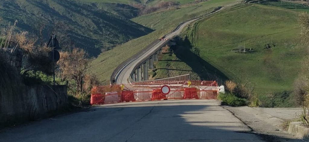 Ponte di Blufi di nuovo sbarrato