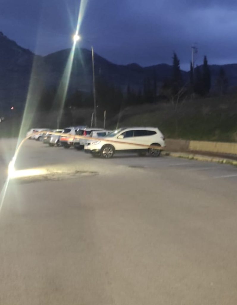 Cade un palo della luce davanti l’ospedale di Petralia Sottana
