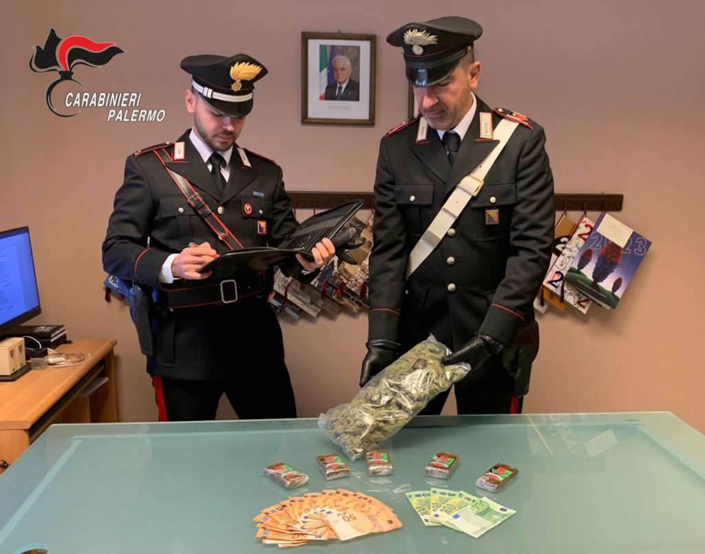 In arresto una coppia di pensionati sorpresi in auto con hashish e marijuana 
