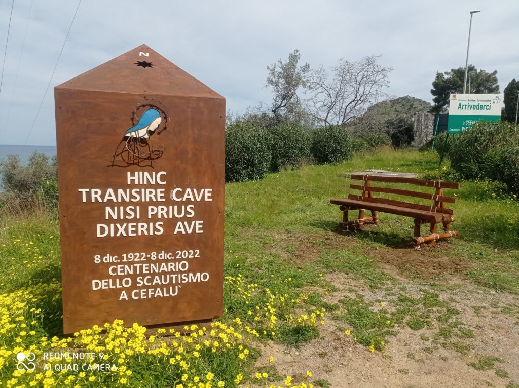Due panchine in “stile scout” arredano uno spazio pubblico di Cefalù